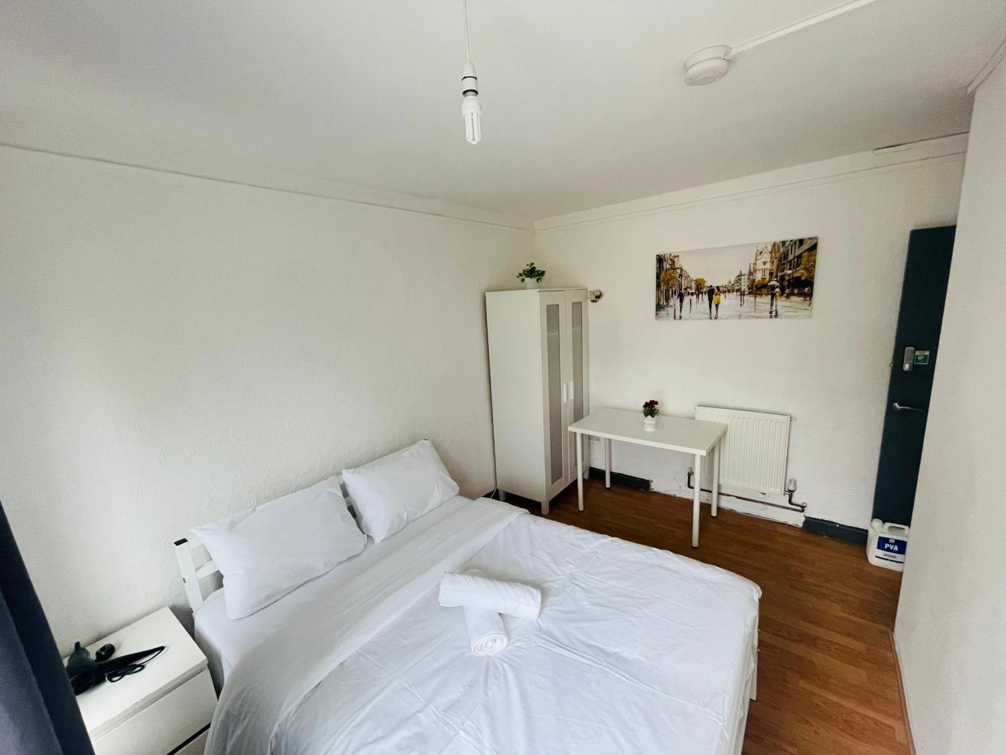 Gazde/Camere de închiriat Grundy28 *